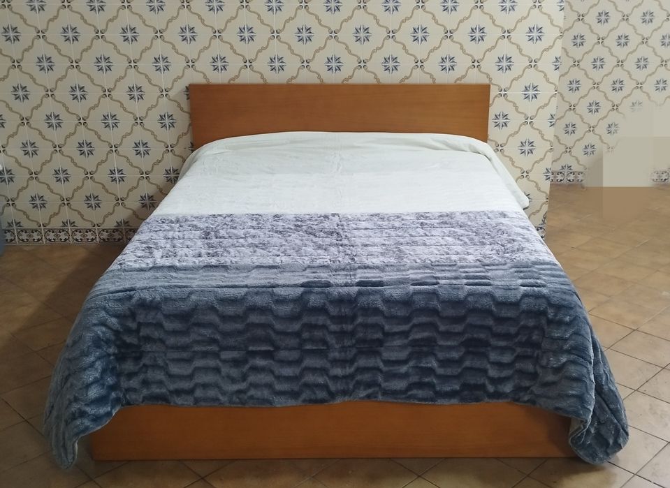 Emma colchão; Cama; Estrado reforçado e capa de colchão.