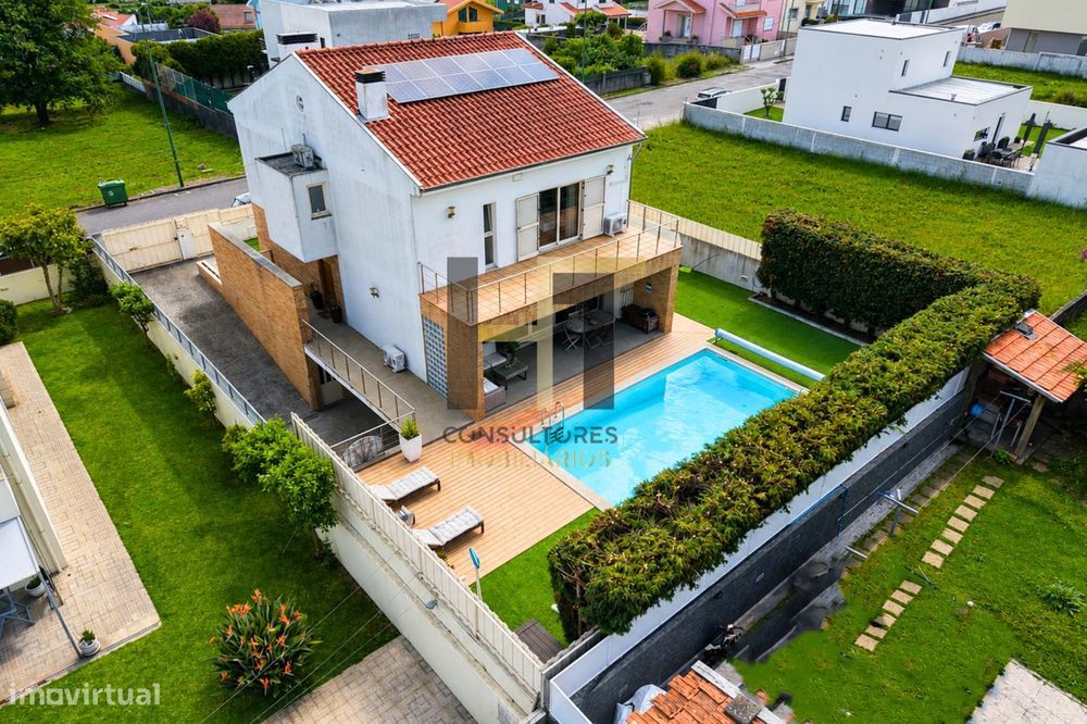 Moradia T3 | 4 Frentes | Piscina, Suite c/ Closet, Garagem 3 Carros |