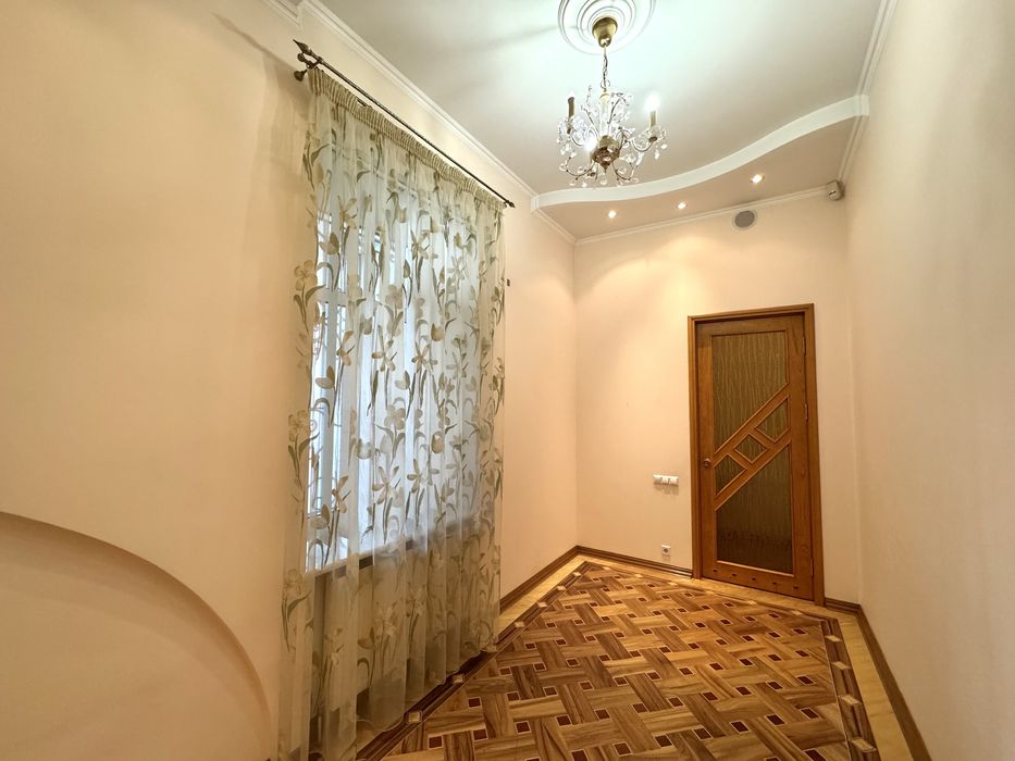 Продажа фасадного помещения под офис в центре города