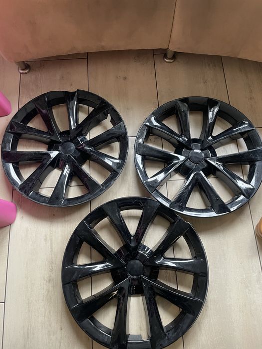 Ковпаки на дискм R18 на Tesla model 3