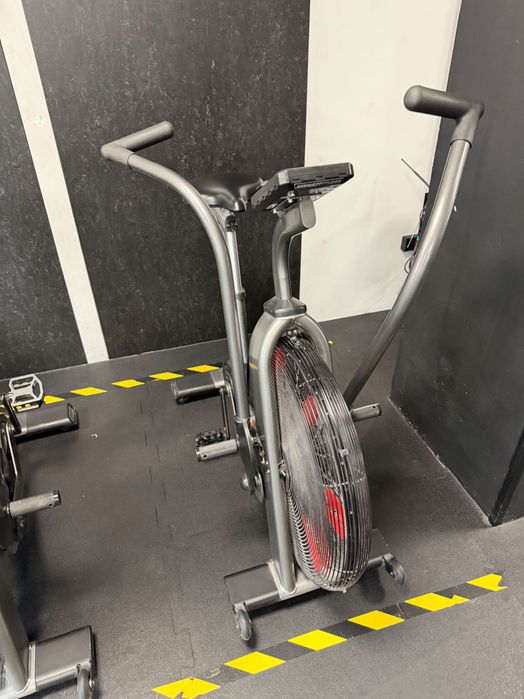Assault Air Bike Elite 4 sztuki, 2 letnie, serwisowane