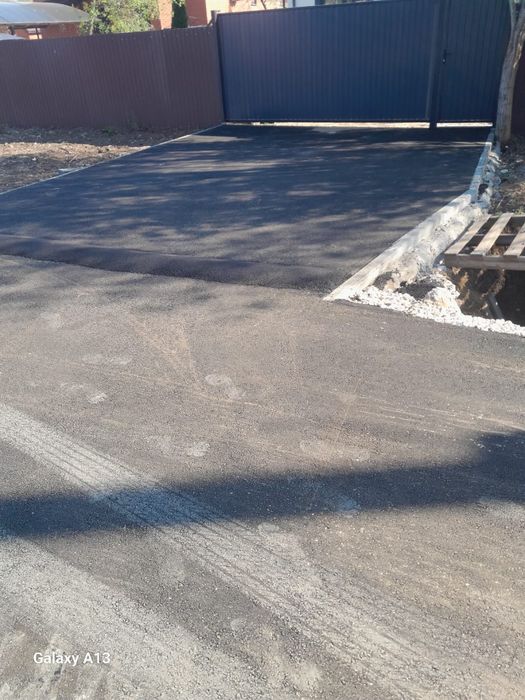 Укладання тротуарної плитки в дворах, на кладовищі