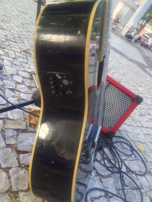Microcube Roland guitarra nilon com pedestal de microfone