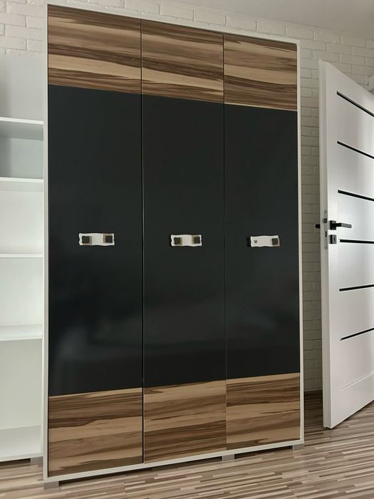 Biurko z szafką zamontowany led