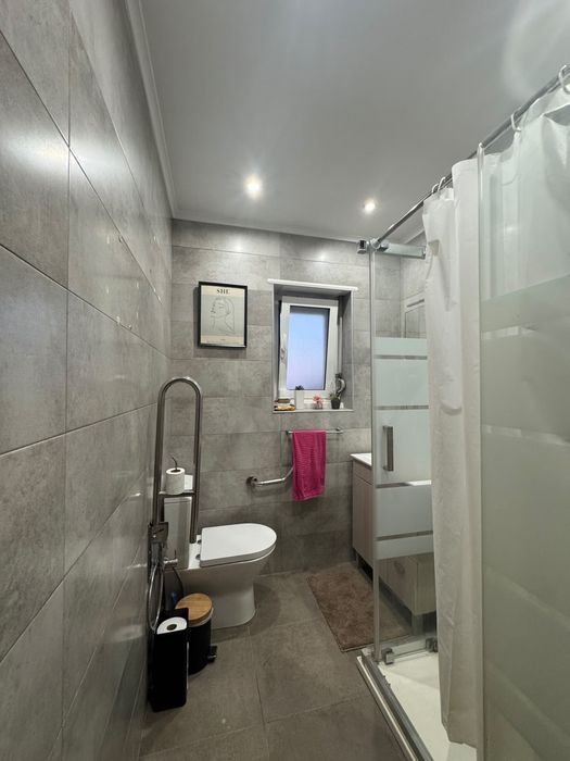 Alugo 2 quartos em Linda-a-velha