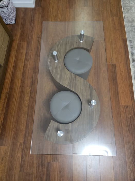 Mesa madeira e vidro com pufes