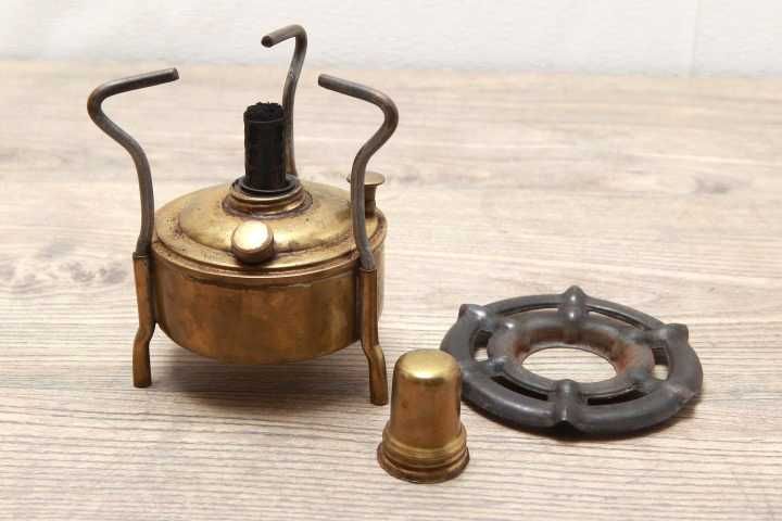 Antigo e pequeno fogareiro a petroleo da Tapiol com caixa original