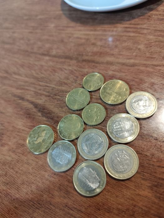 Moedas de 2 euros não circuladas/circulada e outrase outras s