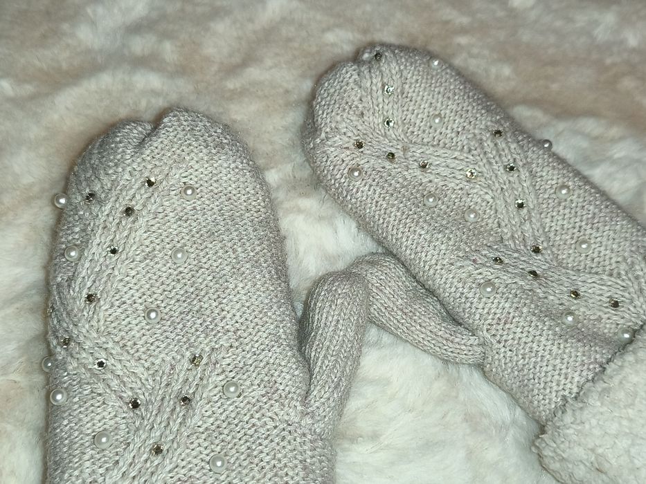 Grube ciepłe rękawiczki z perełkami i kryształkami