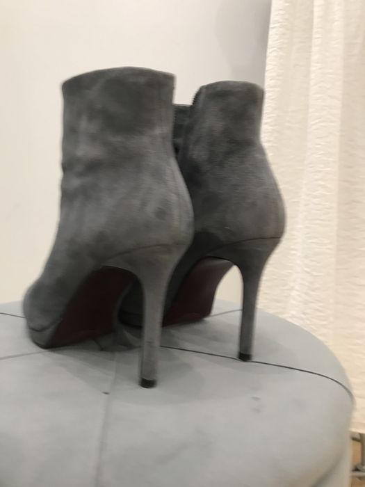 Szare botki na wysokiej szpilce