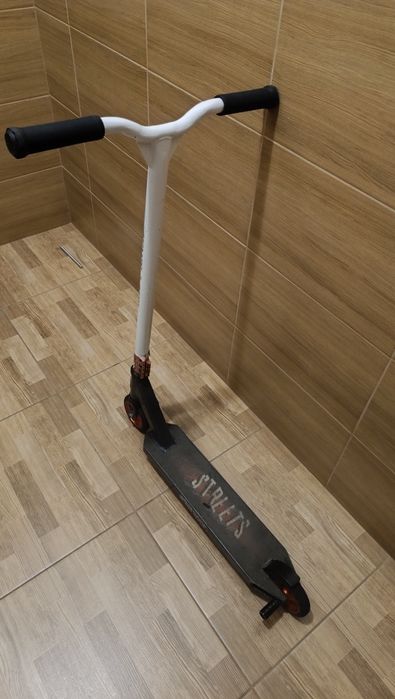 Продам трюковий самокат.