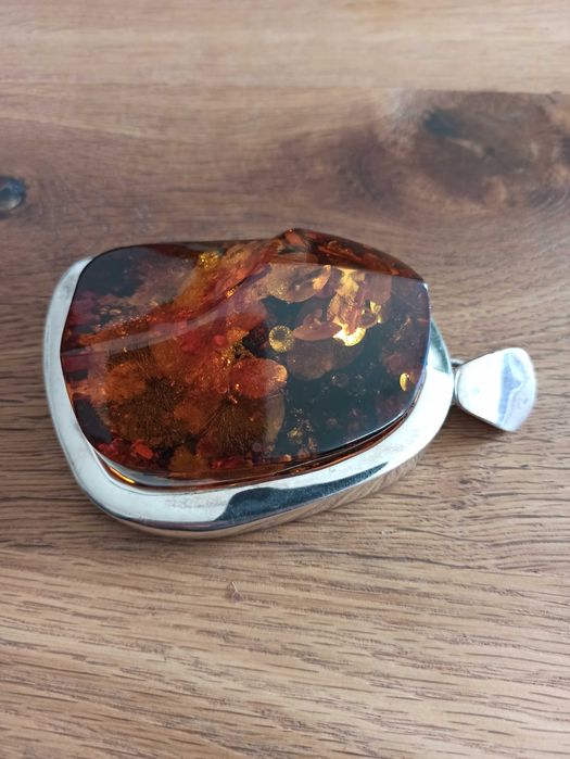 Srebrny wisior z bursztynem bałtyckim 172 gramy.