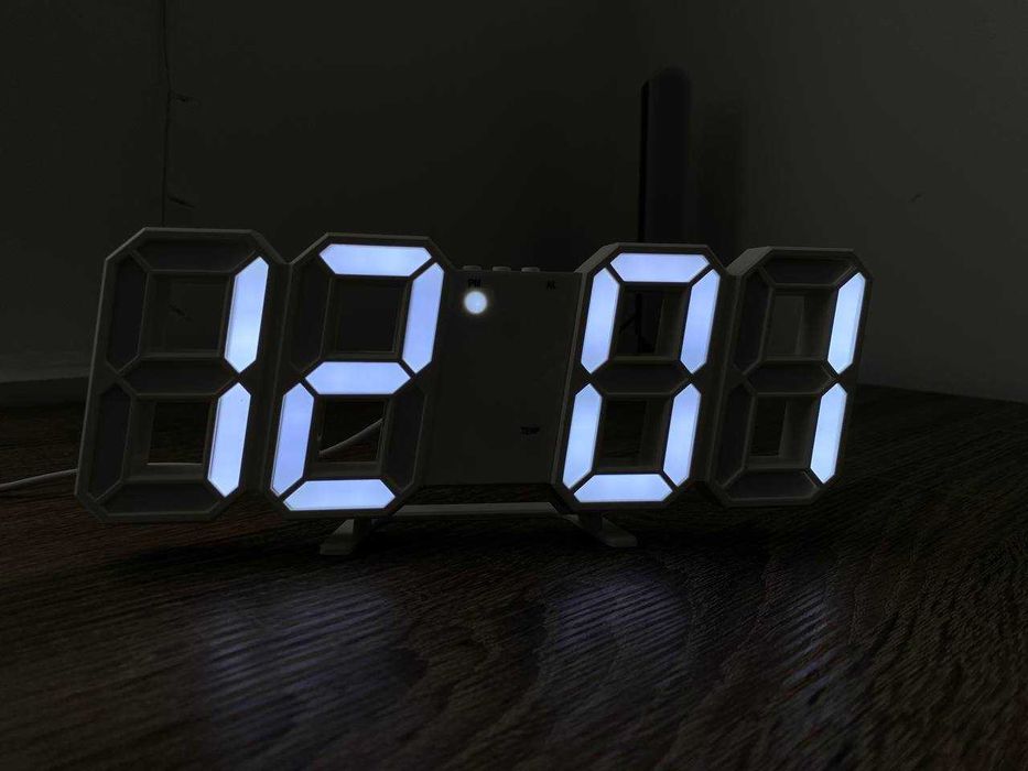 Годинник настільний електронний з підсвіткою