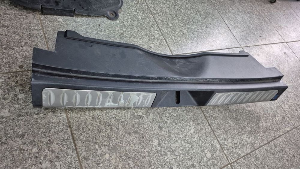 накладка проєма багажника Toyota Venza 18-21- бу оригінал