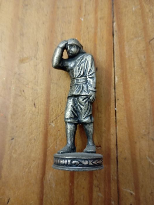 Várias figuras em bronze