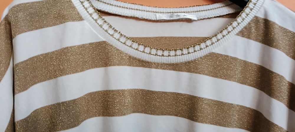 Camisola branca às riscas douradas