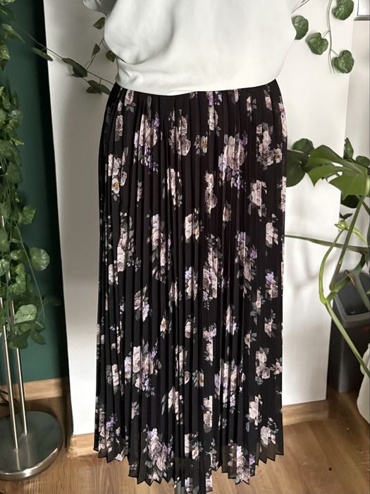 Czarna plisowana spódnica w kwiaty midi elegancka wiosna