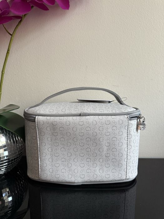 Nowa kosmetyczka kuferek Guess