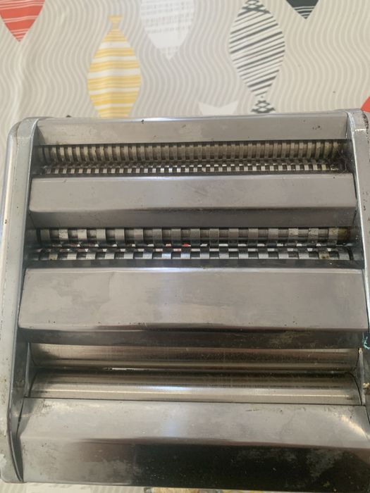 Maquina de esticar pasta e outro tipo de massas