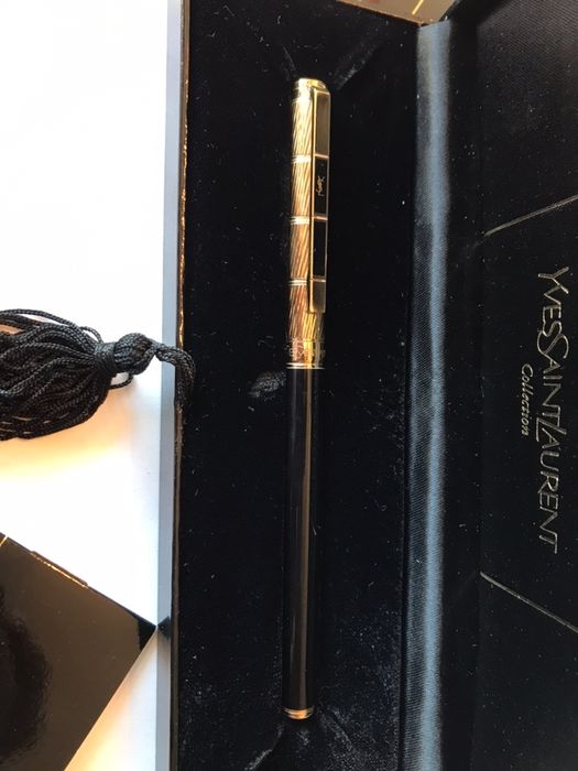 Conjunto de canetas Yves Saint Laurent douradas e pretas