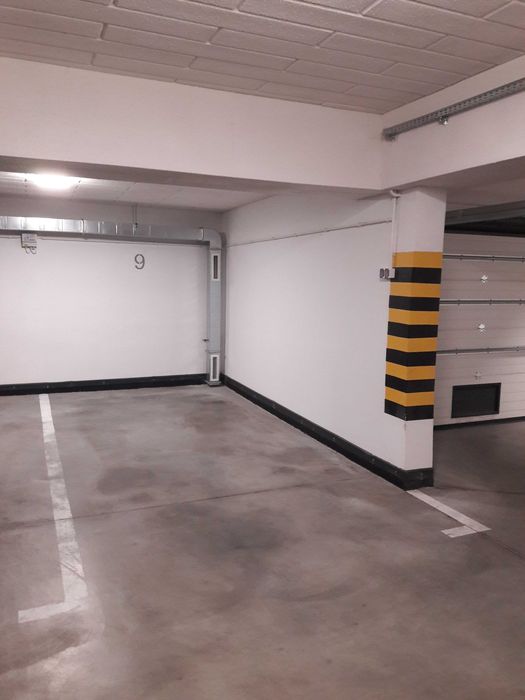 Miejsce postojowe w hali garażowej na motocykl