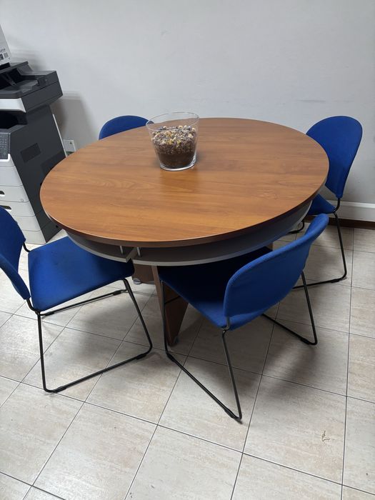 Mesa de cadeiras de reunioes