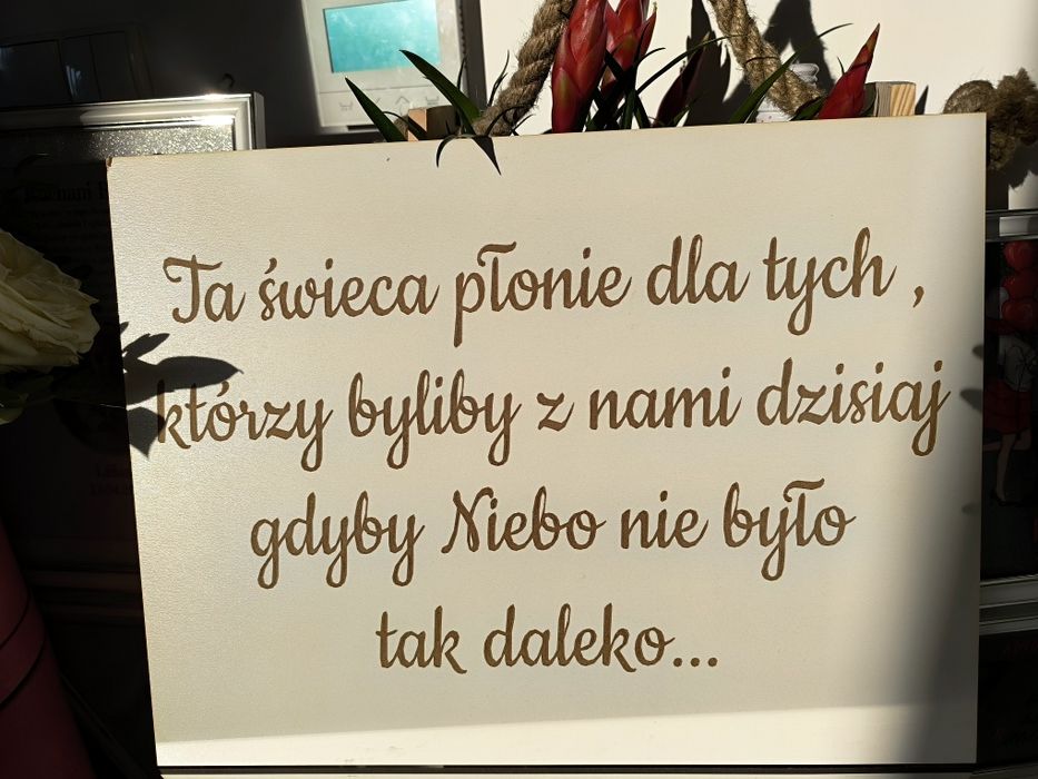Tablica tabliczka z napisem "Ta świeca płonie dla tych"