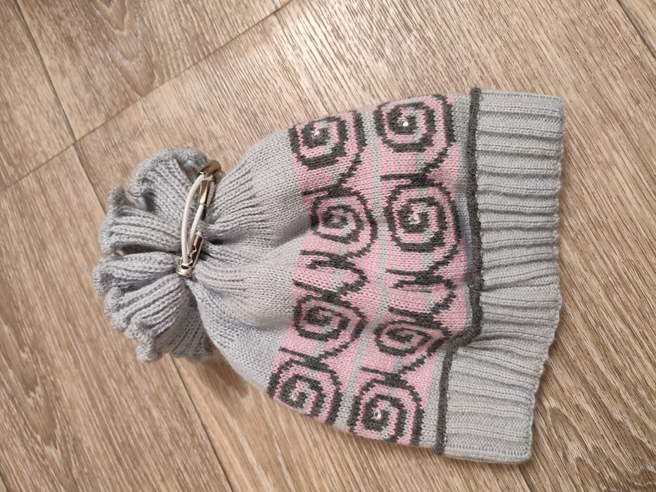 Симпатичная осенняя шапка для  девочки