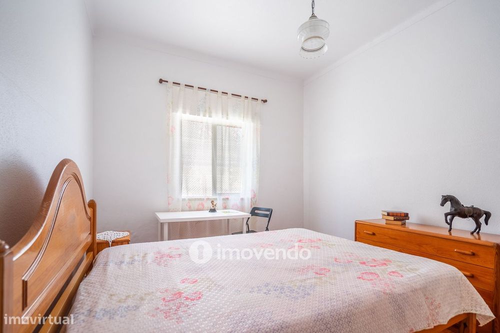 Moradia T4 mais Anexo T1, com jardim, na Caparica