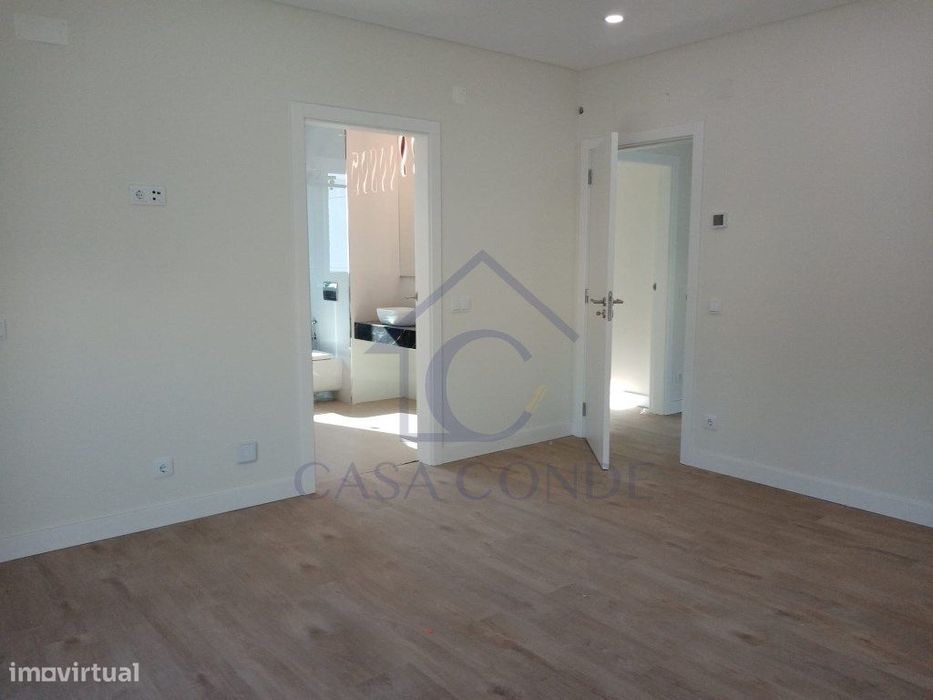 Moradia T4 Duplex com piscina, 180 m², acabamentos de luxo