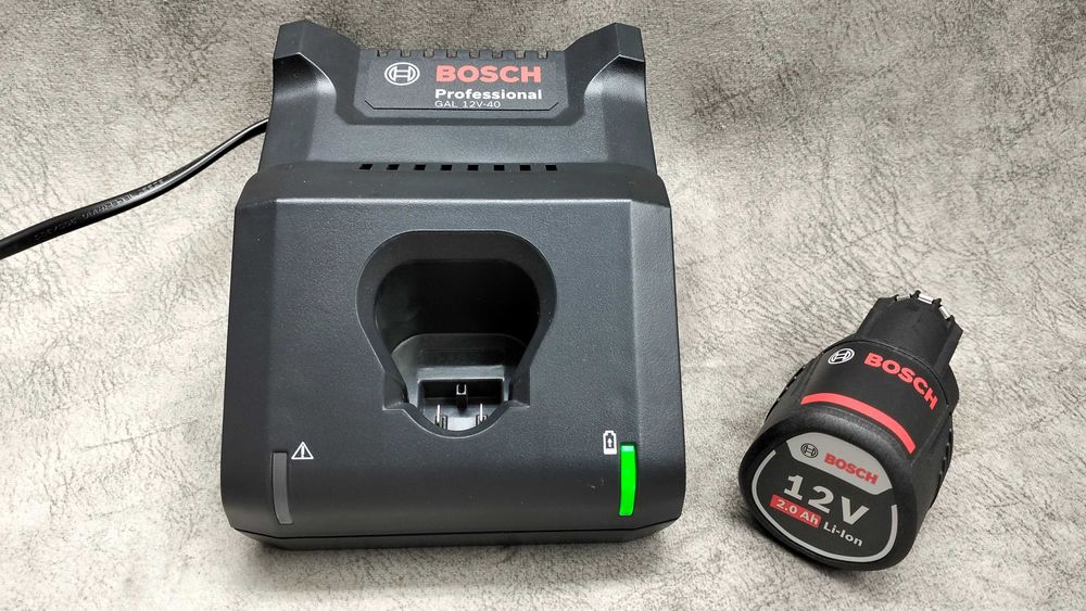 Ładowarka akumulatorów Bosch + akumulator 2Ah