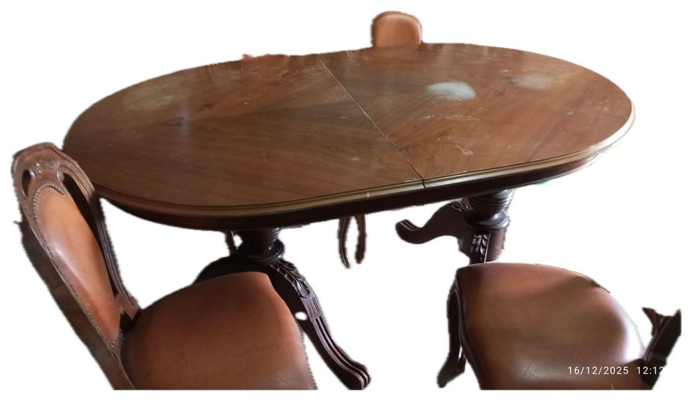 8 cadeiras + mesa . Negociaveis