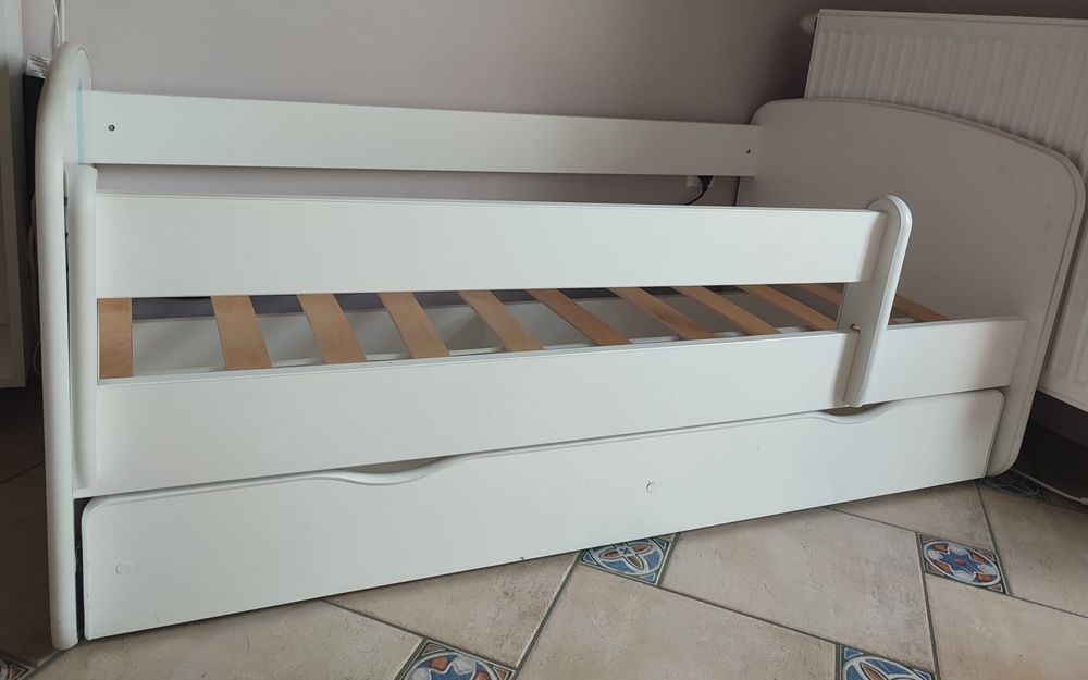 Łóżko dziecięce z szufladą z barierką 140x70 białe niebieski miś