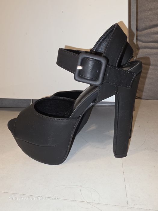 Buty na koturnie czarne