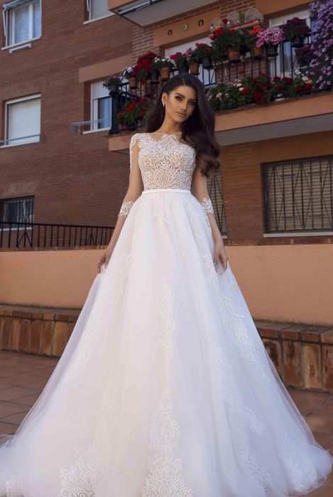 Suknia ślubna, z dopinanym trenem