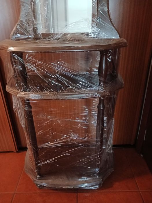 Aparador de madeira com espelho