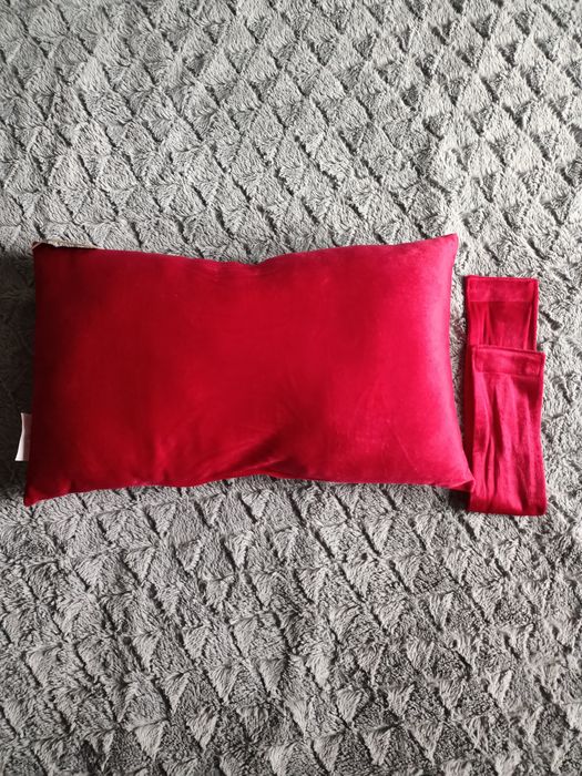 Czerwona poduszka kokarda