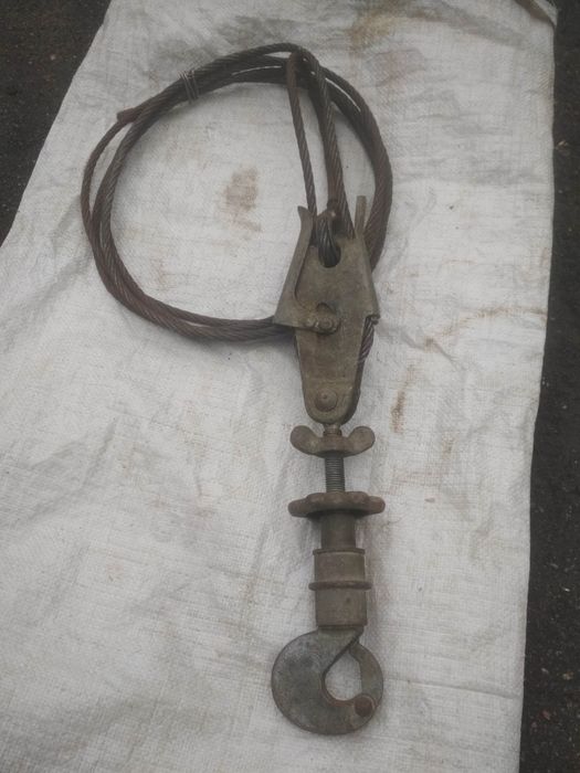 Погрузочный крюк с тросом.