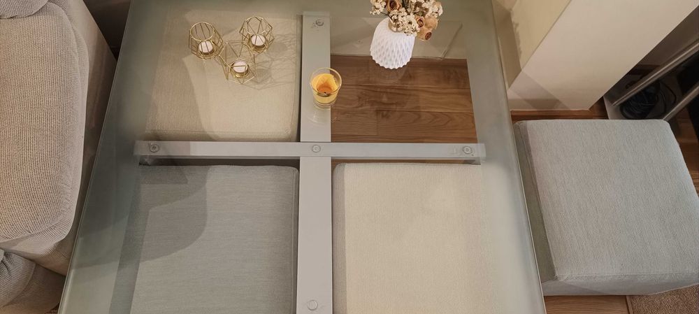 Mesa de centro em vidro com 4 pufes