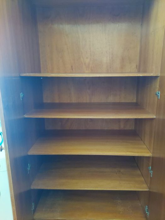 Armario em madeira com prateleiras