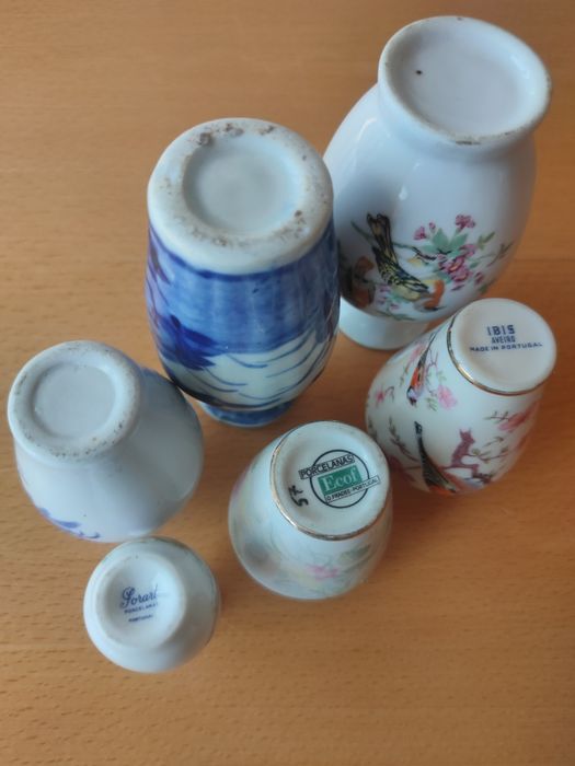 Pequenas jarras em cerâmica.