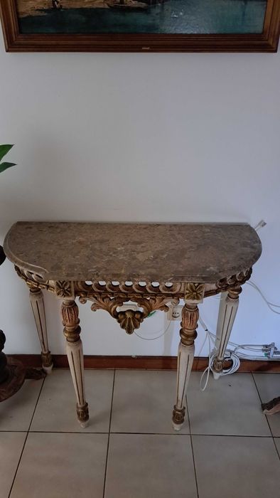 Credência com tampo mármore