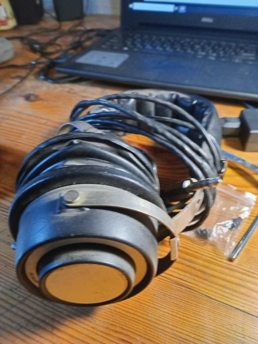 Навушники 90х років.  Звук дуже гарний. На мій смак музиканта.