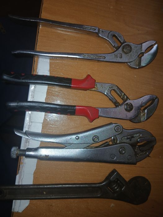 Продам  инструмент ручной .Круг алмазный. молотки .кусачки.