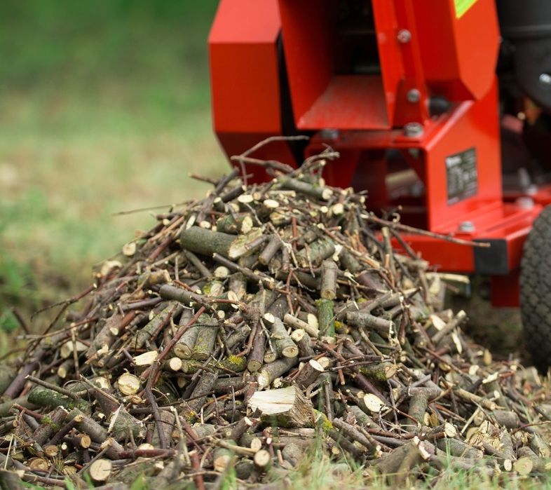 Подрібнення гілок пнів обрізка дерев