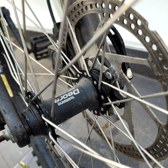 2 bicicletas, uma btt e uma dirt bike