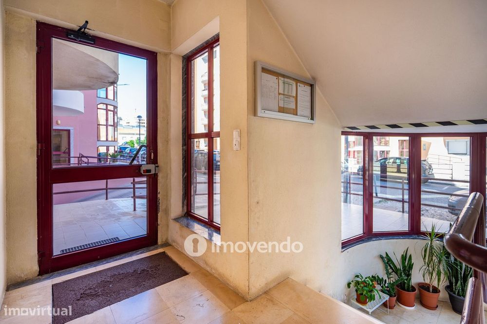 Apartamento T3 com áreas amplas, varandas e arrecadação, em Alverca