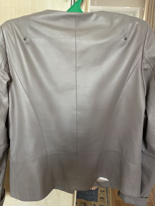 Мінімалістична шкіряна куртка