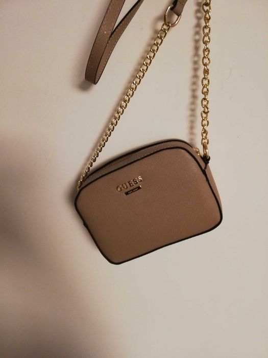 torebka Guess beżowa na łańcuszku