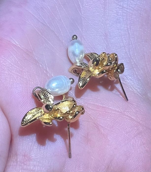 Brincos dourados com pérola